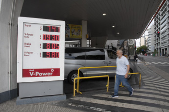 Buenos Aires, Argentina.- En las fotos tomadas el 3 de enero del 2024, las compañías petroleras, a excepción de YPF, realizaron un aumento de los combustibles de alrededor del 27%, que se suma a los incrementos de 30% y 37% dispuestos el mes pasado, lo que podría llevar el litro de súper por encima de los $700 (peso argentino) en algunas localidades del país, entre ellas la Ciudad de Buenos Aires. Se trata del primer aumento del año, tras haber registrado fuertes incrementos en diciembre.