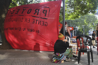 Buenos Aires, Argentina.- En las fotos tomadas el 19 de enero del 2024, militantes y dirigentes de la Asociación Civil Proyecto 7 realizaron un desayuno frente al edificio del Ministerio de Capital Humano, en rechazo al decreto de necesidad y urgencia (DNU) que emitió el Gobierno Nacional, por considerar que "vulnera todos los derechos humanos", y en defensa de las personas en situación de calle, informaron voceros del sector.