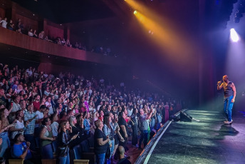 Mar del Plata, Argentina.- En las fotos tomadas el 22 de enero del 2024, el popular cantante y compositor Abel Pintos se despidió de Mar del Plata con un concierto en el teatro Trovador, el último de los 11 que ofreció en la ciudad, todos a sala a llena y con localidades agotadas, un hecho sin precedentes para un músico.