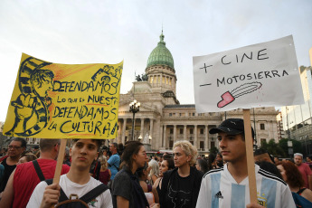 Buenos Aires.- En la foto tomada el 10 de enero de 2024, diferentes sectores de la cultura se convocaron en la Plaza del Congreso, con un denominado "Musicazo" para alertar sobre el impacto negativo para el sector de las modificaciones incluidas en la ley de "Bases y Puntos de Partida para la Libertad de los Argentinos", dado que "se incluye el desfinanciamiento del Instituto Nacional de la Música (INaMu) y la eliminación del Fondo Nacional de las Artes (FNA)".