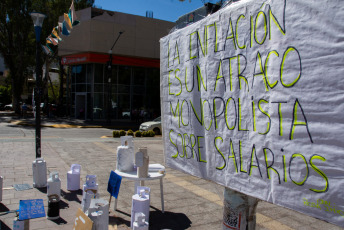 Neuquén, Argentina.- En las fotos tomadas el 17 de enero del 2024, militantes de movimientos sociales llevaron adelante una protesta en la ciudad de Neuquén para rechazar el precio "incontrolable" de la garrafa de gas, cuyo valor supera los 16.000 pesos (peso argentino) en algunos barrios de la capital provincial, afirmaron.