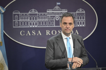 Buenos Aires, Argentina.- En las fotos tomadas el 19 de enero del 2024, el portavoz presidencial Manuel Adorni, brinda una conferencia de prensa en Buenos Aires, Argentina. Adorni, defendió el incremento en las tarifas del autotransporte de pasajeros y de ferrocarril del Área Metropolitana de Buenos Aires (AMBA), tanto porque "traían un atraso desde el último congelamiento de agosto" como por formar parte de un cambio de "la lógica de los subsidios".