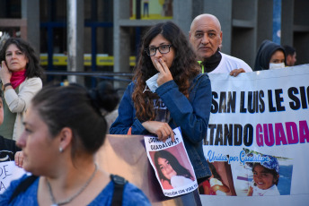 San Luis, Argentina.- En las fotos tomadas el 29 de enero del 2024, familiares y amigos de Guadalupe Lucero, la niña desaparecida hace más de 2 años en San Luis, realizaron una marcha para exigir que continúe la búsqueda de la menor. El gobernador Claudio Poggi, recibió a familiares de Guadalupe Belén Lucero y se comprometió a poner a disposición todo lo necesario para visibilizar y esclarecer el caso de la niña, de quien no hay noticias desde el 14 de junio de 2021. Para su familia, la pequeña, que en ese entonces tenía 5 años, fue secuestrada.