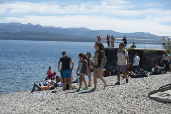 Bariloche, Argentina.- En las fotos tomadas el 26 de enero del 2024, las personas disfrutan de las playas de Bariloche en medio de la ola de calor que atraviesa la región. Con 36.4°C, Bariloche superó las marcas de récords absolutos de temperaturas extremas. El destino se mantiene con un nivel de alerta amarilla, especialmente para los chicos y los adultos de más de 65 años.