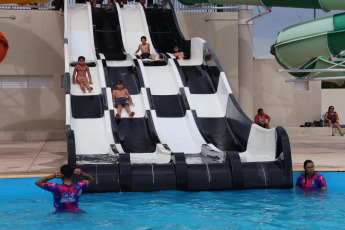 Formosa, Argentina.- En las fotos tomadas el 21 de 2024, las personas disfrutan del parque acuático de Formosa en la temporada de verano. La crisis económica que sufre Argentina, con una inflación superior al 200%, trajo sus consecuencias en la temporada de verano en curso, que registra poco movimiento en los establecimientos hoteleros con una disminución en las reservas. El turismo interno, que había logrado recuperarse tras la inactividad de la pandemia, ahora enfrenta una compleja situación, y aunque el país está recibiendo visitantes extranjeros, no logra recuperarse.