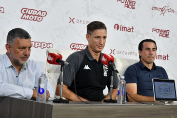 Buenos Aires.- En la foto tomada el 8 de enero de 2024, Facundo Sava fue presentado esta noche como entrenador de Huracán para la temporada 2024 en el fútbol argentino y admitió tener"muchas ganas" de dirigir al "Globo", luego de su paso por cuatro partidos en Sarmiento de Junín durante el tramo final del año pasado.