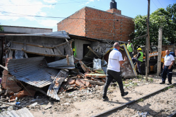 Rosario.- En la foto tomada el 11 de enero de 2024, el ministro de Seguridad de Santa Fe, Pablo Cococcioni, afirmó hoy que existre un comprimiso "a dar una respuesta inmediata" para "reestablecer el orden jurídico en la provincia", al participar en la ciudad de Rosario de la demolición del primer "búnker" de venta de drogas al menudeo desde la entrada en vigencia de la ley de desfederalización de ese delito.