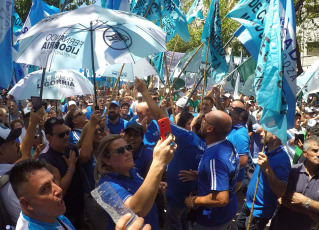 Mendoza, Argentina.- En la foto tomada el 24 de enero de 2024, una masiva movilización se desarrolló hoy en la ciudad de Mendoza, capital de la provincia homónima, en el marco del paro nacional convocado por la CGT contra el decreto de necesidad y urgencia (DNU) y el proyecto de Ley "Bases" promovidos por el Gobierno de Javier Milei.