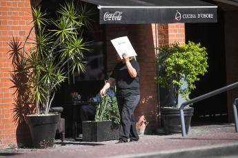 Buenos Aires, Argentina.- En las fotos tomadas el 30 de enero del 2024, muestra las calles de Buenos Aires en medio de la ola de calor que atraviesa el país. Este martes empezó una ola de calor en grandes zonas de la región centro y norte de la Argentina. Por lo que el país tendrá las temperaturas más altas de América durante los próximos días. Será un calor persistente, con noches por encima de los 30 grados, hasta el fin de semana.