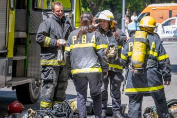 Mar del Plata, Argentina.- En las fotos tomadas el 22 de enero del 2024, tres dotaciones de bomberos controlaron un incendio que se inició en la cochera de un edificio de ocho pisos en la ciudad de Mar del Plata, que debió ser evacuado sin que se registraran heridos, informaron fuentes policiales y comunales. De acuerdo a las primeras informaciones, el incendio de desató en un auto que estaba en el interior de la cochera.