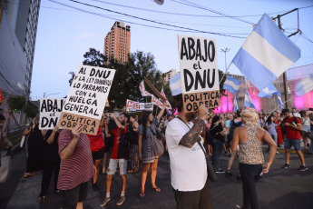 Santa Fé, Argentina.- En las fotos tomadas el 4 de enero del 2024, en el microcentro de la ciudad de Santa Fe Capital, se realizó un nuevo cacerolazo contra las medidas económicas. Es el tercer jueves consecutivo que se realiza esta convocatoria en rechazo a las medidas nacionales, como la Ley de Alquileres, al mega DNU y a la ley de desguace y privatizaciones enviada por el presidente Javier Milei al Congreso la semana pasada.