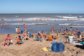 Mar del Plata, Argentina.- En las fotos tomadas el 25 de enero del 2024, las personas disfrutan de la playa durante el verano en la ciudad costera de Mar del Plata. El Servicio Meteorológico Nacional (SMN) informó que rige una serie de alertas por altas temperaturas en diferentes puntos de la Argentina que superarían los 40 grados. Las provincias afectadas por alertas rojas, naranjas y amarillas son Buenos Aires, La Pampa, Mendoza, San Juan, San Luis, Neuquén, Río Negro y Chubut.