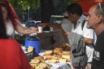 Buenos Aires, Argentina.- En las fotos tomadas el 19 de enero del 2024, militantes y dirigentes de la Asociación Civil Proyecto 7 realizaron un desayuno frente al edificio del Ministerio de Capital Humano, en rechazo al decreto de necesidad y urgencia (DNU) que emitió el Gobierno Nacional, por considerar que "vulnera todos los derechos humanos", y en defensa de las personas en situación de calle, informaron voceros del sector.