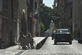 Buenos Aires, Argentina.- En las fotos tomadas el 30 de enero del 2024, muestra las calles de Buenos Aires en medio de la ola de calor que atraviesa el país. Este martes empezó una ola de calor en grandes zonas de la región centro y norte de la Argentina. Por lo que el país tendrá las temperaturas más altas de América durante los próximos días. Será un calor persistente, con noches por encima de los 30 grados, hasta el fin de semana.