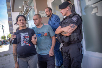 Mar de Ajó, Argentina.- En las fotos tomadas el 3 de enero del 2024, Samanta Ferreyra, madre de Tomás Tello, sale de la fiscalía luego de dar testimonio. los ocho mayores de edad detenidos por el crimen deTomás Tello, el joven de 18 años asesinado a puñaladas en el balneario de Santa Teresita durante los festejos de Año Nuevo, se negaron a declarar ante el fiscal del caso en una jornada de indagatorias que se extendió hasta esta madrugada, informaron fuentes judiciales.