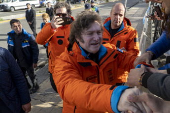 Rīo Gallegos.- In the photo taken on January 6, 2024, President Javiel Milei begins his journey to Antarctica, leaving the hotel greeting the people who were waiting for him. Foreign Minister Diana Monidno and Rafael Grossi, the director of the International Atomic Energy Agency (IAEA), accompanied the president in greetings.