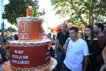 Buenos Aires, Argentina.- En las fotos tomadas el 17 de enero del 2024, familiares y allegados en Argentina de Kfir Bibas, el más pequeño de los secuestrados durante el ataque de Hamás a Israel el 7 de octubre, celebraron su primer cumpleaños “no feliz” con globos naranjas, en alusión a su cabello pelirrojo, y pidieron por su liberación.