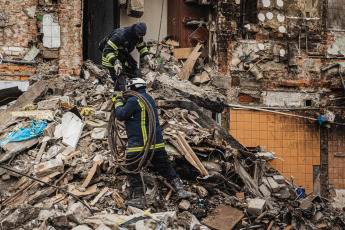 Járkov, Ucrania.- En las fotos tomadas el 24 de enero del 2024, unidades de emergencia realizan tareas de rescate tras nuevos ataques rusos. Al menos cinco personas murieron y 38 resultaron heridas tras un ataque con misiles rusos en Járkov mientras los bombardeos de cuatro barrios de Kiev causaron la muerte de una persona e hirieron a otros 18.