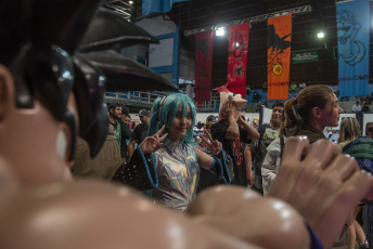 Bariloche- En la foto del 13 de enero de 2024, la edición Otaku Con verano que se realiza en el estadio Bomberos Voluntarios de la Ciudad de Bariloche viene reloaded:. Passthor, Kamikaze Capilar, Magnus Mefisto, Simone Anisinger, son algunos de los nombres de lujo que protagonizan la temporada 2024. Cosplays, Artistas, Músicos, y mucho más para que todos los fanáticos del animé puedan disfrutarlo.