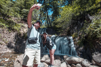 Bariloche, Argentina.- En las fotos tomadas el 18 de enero del 2024, argentinos visitan la ciudad turística de Bariloche en la temporada de verano. Con un 70 por ciento de ocupación hotelera registrada, la primera quincena de enero dejó en Bariloche un saldo turístico mejor del que empresarios y autoridades preveían, aunque no logró despejar la “preocupación” del sector privado por la forma en que continuará la temporada.