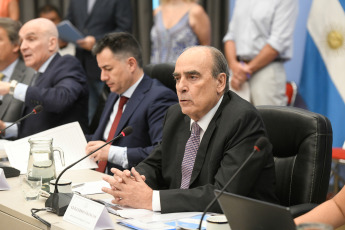 Buenos Aires.- En la foto tomada el 10 de enero de 2024, el ministro del Interior de Argentina, Guillermo Francos, aseguró hoy que la reforma al sistema político contemplado en la ley de "Bases y Puntos de Partida para la Libertad de los Argentinos" busca "simplificar el calendario electoral", y consideró que las primarias abiertas simultáneas y obligatorias (PASO) "sirvieron en algún momento", pero con el tiempo se convirtieron "en un sistema anodino que no sirve para elegir candidatos".