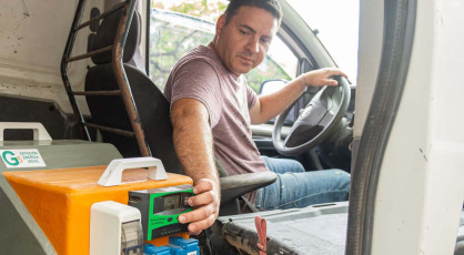 Córdoba, Argentina.- En las fotos tomadas el 17 de enero del 2024, muestra a Alexis Tapia, un estudiante avanzado de arquitectura de la Universidad Nacional de Córdoba (UNC), que diseñó un novedoso generador eléctrico que reduce la huella de carbono, puede recargarse con energía eléctrica convencional, solar o cinética por el desplazamiento de un automóvil, como un modo de solucionar la problemática de los cortes de luz domiciliarios.