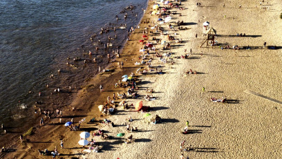 Corrientes, Argentina.- En las fotos tomadas el 5 de enero del 2024, las playas de la ciudad de Corrientes se convirtieron en los últimos días para sus habitantes y los viajeros en un refugio para afrontar el calor y la temporada de vacaciones. El Servicio Meteorológico Nacional (SMN) de Argentina emitió este viernes una alerta roja para varias localidades de las provincias de La Pampa (centro), Neuquén (oeste) y Río Negro (sur) por temperaturas extremas, en torno a los 35 grados.