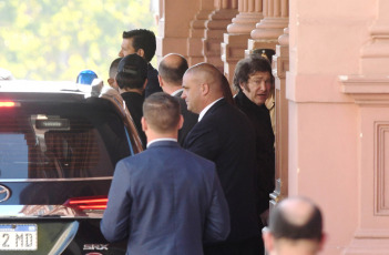 Buenos Aires.- En la foto tomada el 9 de enero de 2024, el presidente Javier Milei encabezará hoy una nueva reunión del Gabinete nacional, en la Casa Rosada, en la que analizarán la evolución del Decreto de Necesidad y Urgencia y el mega paquete de leyes enviados al Parlamento, entre otros temas.