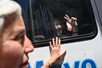 Buenos Aires, Argentina.- En las fotos tomadas el 24 de enero del 2024, manifestantes en la Plaza Congreso, con cortes parciales para el tránsito vehicular, en el marco del paro y movilización convocado por la CGT. Argentina vive su primera huelga general desde 2019, convocada por la principal central sindical del país, contra las amplias reformas impulsadas por el Gobierno del libertario Javier Milei.