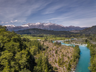 Chubut.- En la foto tomada el 10 de enero de 2024, el Lago Puelo en Chubut, Argentina. Con un lago de aguas celestes, bosques y soto bosque a solo un par de kilómetros del pueblo, son los vestigios de la selva Valdiviana, única de este lado de la cordillera.