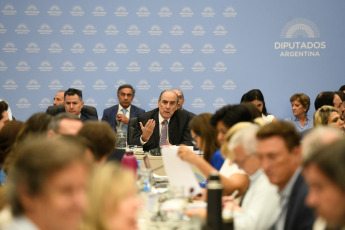 Buenos Aires.- En la foto tomada el 10 de enero de 2024, el ministro del Interior de Argentina, Guillermo Francos, aseguró hoy que la reforma al sistema político contemplado en la ley de "Bases y Puntos de Partida para la Libertad de los Argentinos" busca "simplificar el calendario electoral", y consideró que las primarias abiertas simultáneas y obligatorias (PASO) "sirvieron en algún momento", pero con el tiempo se convirtieron "en un sistema anodino que no sirve para elegir candidatos".