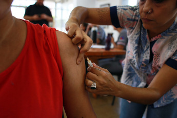 Posadas, Argentina.- En las fotos tomadas el 26 de enero del 2024, profesionales de la salud participan de una jornada de vacunación contra el dengue. La vacuna contra el dengue se aplica en forma gratuita, a personas de entre 20 y 40 años en medio del gran aumento de los casos de dengue en Misiones. Mientras la cifra de fallecidos asciende a 6.