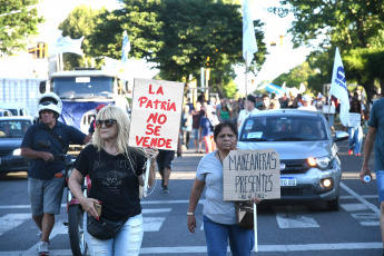 Buenos Aires, Argentina.- En la foto del 20 de enero de 2024, vecinos de Avellaneda protestan en contra el DNU (Decreto de Necesidad y Urgencia) y la Ley Ómnibus impulsados por el gobierno de Javier Milei. Bajo la consigna “la unión y compromiso de las y los ciudadanos es indispensable para frenar este atropello a la Patria”, la protesta estuvo impulsada por organizaciones sociales, políticas, culturales, sindicales, entre otras, conducidas por el intendente de Avellaneda, Jorge Ferraresi. Con una reunión previa en el anfiteatro municipal del Parque Domínico, referentes de 15 mesas del distrito fueron las que impulsaron esta iniciativa.