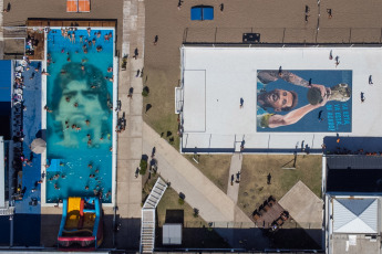 Mar del Plata, Argentina.- En las fotos tomadas el 15 de enero del 2024, muestra el mural de Lionel Messi pintado por dos artistas de la ciudad de Mar del Plata. El mural, de casi 100 metros cuadrados en el piso de cemento de una cancha de fútbol, en un balneario de Punta Mogotes, homenajea a Lionel Messi un año después de haber comandado a la selección Argentina que se consagró campeona del mundo en Qatar.