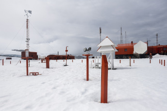 Antártida- En la foto tomada el 6 de enero de 2024, el rompehielos ARA Almirante Irízar llegó el sábado a la primera base antártica argentina Orcadas, en el marco de la Campaña Antártica de Verano (CAV), donde desembarcó víveres y parte de la nueva dotación que reemplazará a la saliente y personal científico, a la vez que replegó parte de la dotación que invernó este año en una operación que duró tres horas. Ubicada en la isla Laurie, entre la bahía Scotia y bahía Uruguay, debajo del paralelo 60° Sur que marca el ingreso al Sector Antártico Argentino y a más de 3.000 kilómetros de la Ciudad de Buenos Aires, desde donde partió el Irízar, la Base Orcadas recibió a diez nuevas personas que invernarán y replegó otras diez.