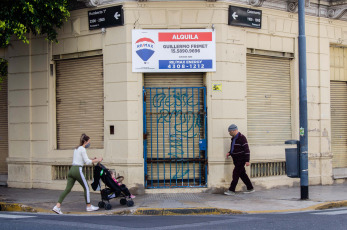 Buenos Aires.- En la foto tomada el 8 de enero de 2024, los alquileres quedaron liberados al común acuerdo entre inquilinos y propietarios a partir de la entrada en vigencia del Decreto de Necesidad y Urgencia (DNU), y lo que prevalece en estos primeros días es la firma de contratos con duración de dos años y actualización trimestral en base a la evolución del Índice de Precios al Consumidor.