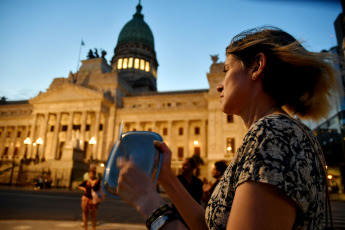 Buenos Aires, Argentina.- En las fotos tomadas el 3 de enero del 2024, vecinos de la ciudad de Buenos Aires y de otras partes del pais, se manifestaron con cacerolazos en diversos puntos de esta capital, mientras se replicaban protestas en otras zonas del país contra el Decreto de Necesidad y Urgencia (DNU) de desregulación económica y la ley ómnibus del gobierno de Javier Milei.