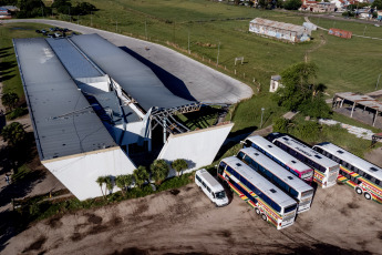 Miramar.- En la foto tomada el 10 de enero de 2024, un fuerte temporal de viento y granizo causó daños materiales y corte de la energía eléctrica ayer en la ciudad balnearia argentina de Miramar, afectando a sus pobladores y a cientos de turistas. Un joven de 16 años falleció por el fuerte impacto de una rama que le pegó en la cabeza y una mujer quedó herida con estado reservado como consecuencia del intenso temporal que se desató en Miramar, con lluvia, granizo y viento en medio de una tromba marina que causó algunos destrozos en la ciudad.