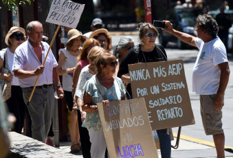 Mendoza, Argentina.- En la foto tomada el 24 de enero de 2024, una masiva movilización se desarrolló hoy en la ciudad de Mendoza, capital de la provincia homónima, en el marco del paro nacional convocado por la CGT contra el decreto de necesidad y urgencia (DNU) y el proyecto de Ley "Bases" promovidos por el Gobierno de Javier Milei.