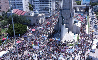 Rosario, Argentina.- En la foto tomada el 24 de enero de 2024, una masiva movilización se desarrolló hoy en Rosario, provincia de Santa Fe en el marco del paro nacional convocado por la CGT contra el decreto de necesidad y urgencia (DNU) y el proyecto de Ley "Bases" promovidos por el Gobierno de Javier Milei.