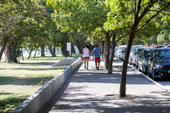 Rio Negro, Argentina.- En las fotos tomadas el 24 de enero del 2024, muestra las calles de Rio Negro en medio de la ola de calor que atraviesa la provincia. En una semana marcada por temperaturas extremas, Argentina se encuentra bajo la influencia de un fenómeno climático que ha llevado a la Patagonia a romper récords históricos de temperatura. La combinación de altas temperaturas, viento constante del norte y escasa nubosidad ha creado un ambiente de total estabilidad, llevando a la consecución de valores récords en varias localidades de la región.