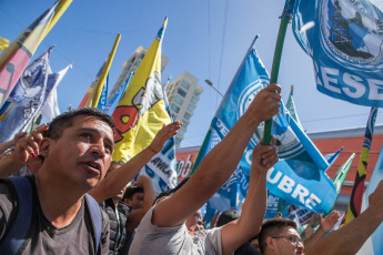 Chubut, Argentina.- En la foto tomada el 24 de enero de 2024, paro y movilización en todo el país en rechazo al DNU y a la Ley Ómnibus del presidente Javier Milei.