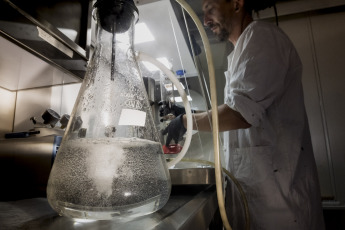 Antártida.- En la foto tomada el 6 de enero de 2024, muestras de uno de los laboratorios del buque Almirante Irízar camino hacia la Antártida Argentina. Los microplásticos, compuestos por químicos contaminantes, se encuentran en todos los mares del mundo y por la circulación marina se le adhieren otras sustancias como pesticidas que llegan desde tierra, lo que produce una "bioacumulación" de estos productos tóxicos en la cadena trófica, que va "desde el plancton", alimento de algunos peces, "al plato de los comensales", explicó el biólogo Emiliano Hines mientras recogía muestras de agua desde uno de los laboratorios del buque Almirante Irízar camino hacia la Antártida Argentina. El biólogo de la Universidad Nacional de Mar del Plata, becario del Conicet e integrante del equipo del Instituto de Investigaciones Marinas y Costeras (IIMyC), trabaja junto a otro científico en el marco del proyecto Nutec Plastics que se realiza durante la Campaña Antártica de Verano (CAV) para detectar la presencia de microplásticos por primera vez desde el Río de La Plata hasta la Antártida a bordo del Irízar.