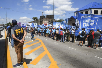 Buenos Aires, Argentina.- En las fotos tomadas el 17 de enero del 2024, movimientos sociales y territoriales iniciaron una "Jornada nacional de lucha hacia el paro nacional del 24 de este mes", que consiste en la realización de "distintas acciones en todo el país para frenar el ajuste del Gobierno", entre las que se encuentran la realización de asambleas en distintos puntos de la Ciudad Autónoma de Buenos Aires y la instalación de radios abiertas en las estaciones Retiro, Once y Constitución.