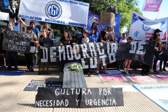 Posadas, Argentina.- En las fotos tomadas el 24 de enero del 2024, manifestantes participan del paro general convocado por la Confederación General del Trabajo (CGT) nacional en oposición al DNU y la Ley Ómnibus propuestos por el presidente Javier Milei.