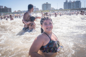 Mar del Plata, Argentina.- En las fotos tomadas el 25 de enero del 2024, las personas disfrutan de la playa durante el verano en la ciudad costera de Mar del Plata. El Servicio Meteorológico Nacional (SMN) informó que rige una serie de alertas por altas temperaturas en diferentes puntos de la Argentina que superarían los 40 grados. Las provincias afectadas por alertas rojas, naranjas y amarillas son Buenos Aires, La Pampa, Mendoza, San Juan, San Luis, Neuquén, Río Negro y Chubut.