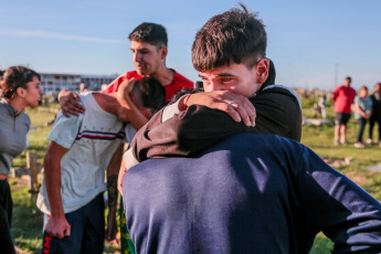 Mar de Ajó, Argentina.- En las fotos tomadas el 2 de enero del 2024, los restos de Tomás Tello Ferreyra, el joven de 18 años asesinado de una puñalada en el pecho la ser atacado por una patota en Santa Teresita, fueron inhumados en el cementerio de Mar de Ajó luego de que el cortejo fúnebre del que participaron centenares de vecinos y amigos de la víctima se trasladó desde la casa de sepelios y se detuvo frente al domicilio de la víctima.