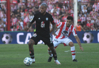 Córdoba, Argentina.- En las fotos tomadas el 25 de enero del 2024, durante el partido entre Deportivo Riestra e Instituto en la primera fecha de la zona A de la Copa de la Liga Profesional en el estadio Monumental de Alta Córdoba. La "Gloria" y el "Malevo" empataron 0 a 0. El local estuvo más cerca pese a jugar con 10 desde los 39 minutos del primer tiempo por la expulsión de Gregorio Rodríguez.