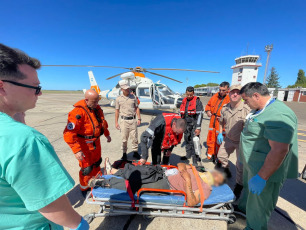 Bahía Blanca- En la foto del 12 de enero de 2024, personal de la Prefectura Naval Argentina aeroevacuó de urgencia al tripulante de un buque pesquero que sufrió un accidente a bordo mientras navegaba a 240 kilómetros de la ciudad de Bahía Blanca.