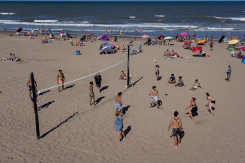 Mar del Plata, Argentina.- En las fotos tomadas el 21 de enero del 2024, con un día soleado y con temperatura en aumento las personas visitan Mar del Plata y sus alrededores para disfrutar de sus playas. Este fin de semana representó el mejor de la temporada de verano 2024 para la ciudad de Mar del Plata. Luego de las bajas expectativas que provocaron los primeros días de enero, el turismo creció en alojamiento, circulación por espacios más visitados y tránsito por los accesos a la ciudad.